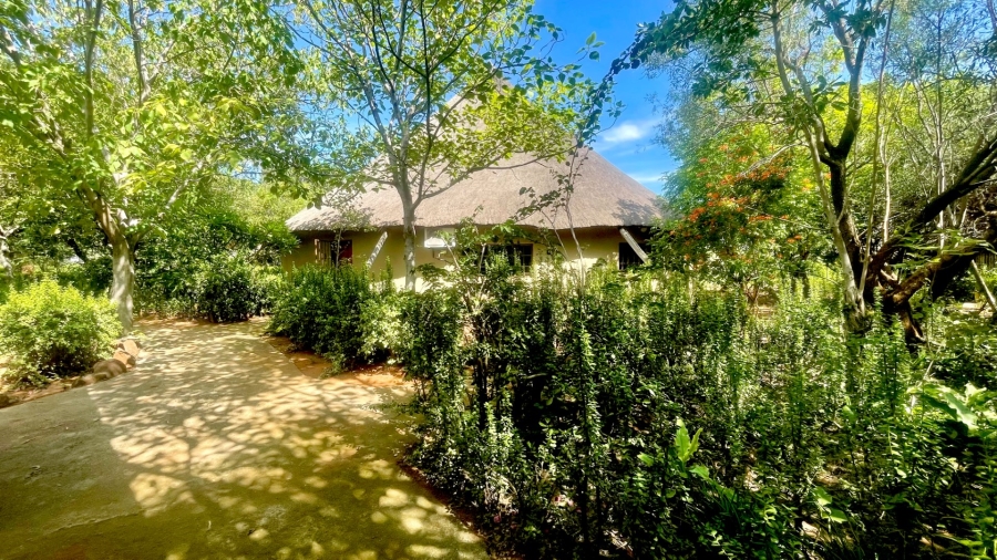 6 Bedroom Property for Sale in Hartbeesfontein North West
